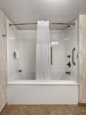 Baignoire relaxante profonde, articles de toilette gratuits
