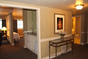 Presidential Suite | Down comforters, in-room safe, desk, laptop workspace