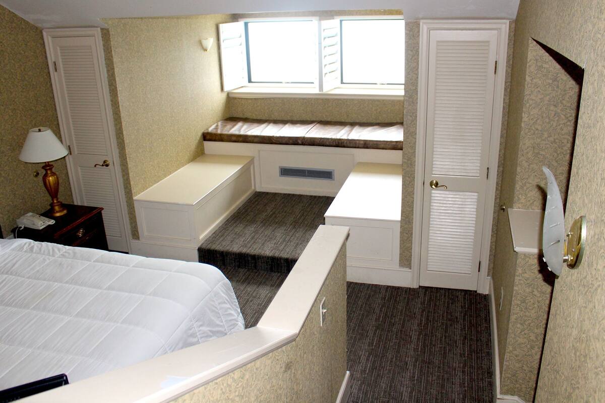 Penthouse Room, 1 King Bed, Non-Smoking | Untuvapeitot, tallelokero huoneessa, työpöytä