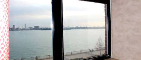 Riverview, 1 King Bed, Non-smoking | Down duvets, in-room safe, desk, laptop workspace