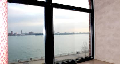 Roberts Riverwalk Urban Resort Hotel