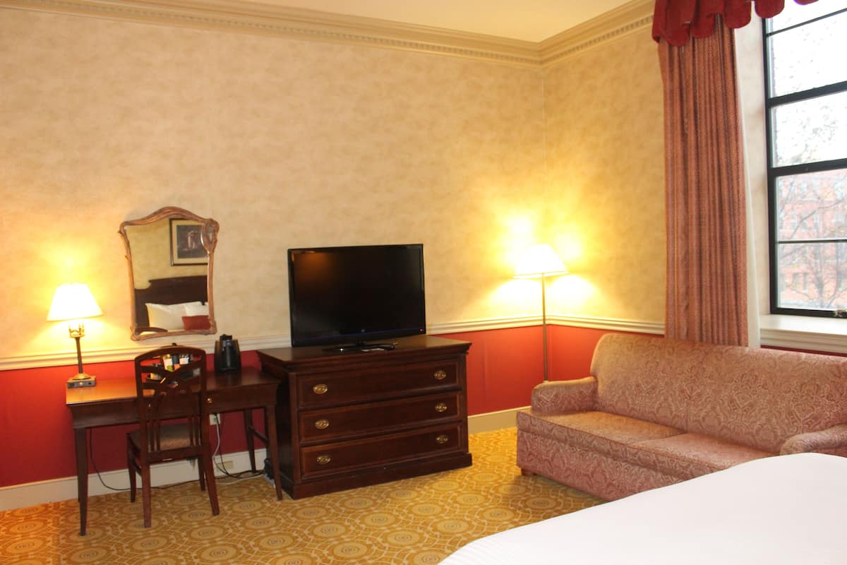 Down duvets, in-room safe, desk, laptop workspace