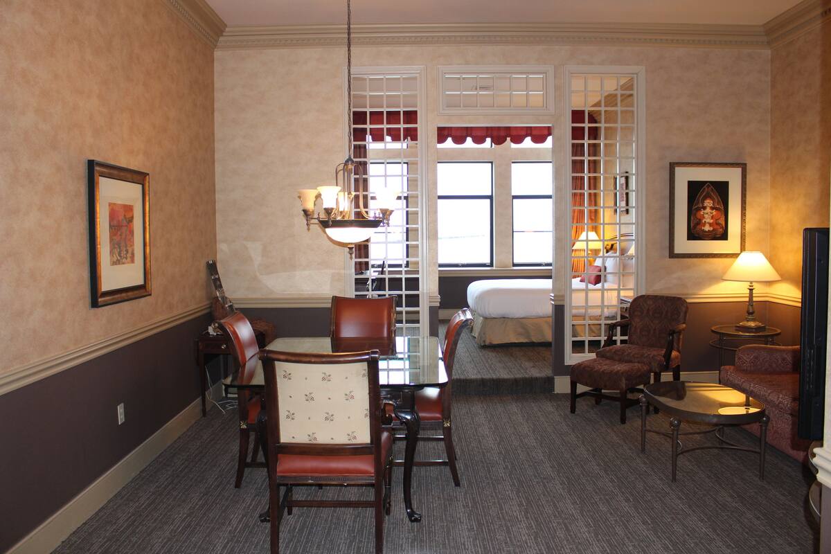 Executive Suites, 1 King Bed, Non-Smoking | Ruokailu omassa huoneessa