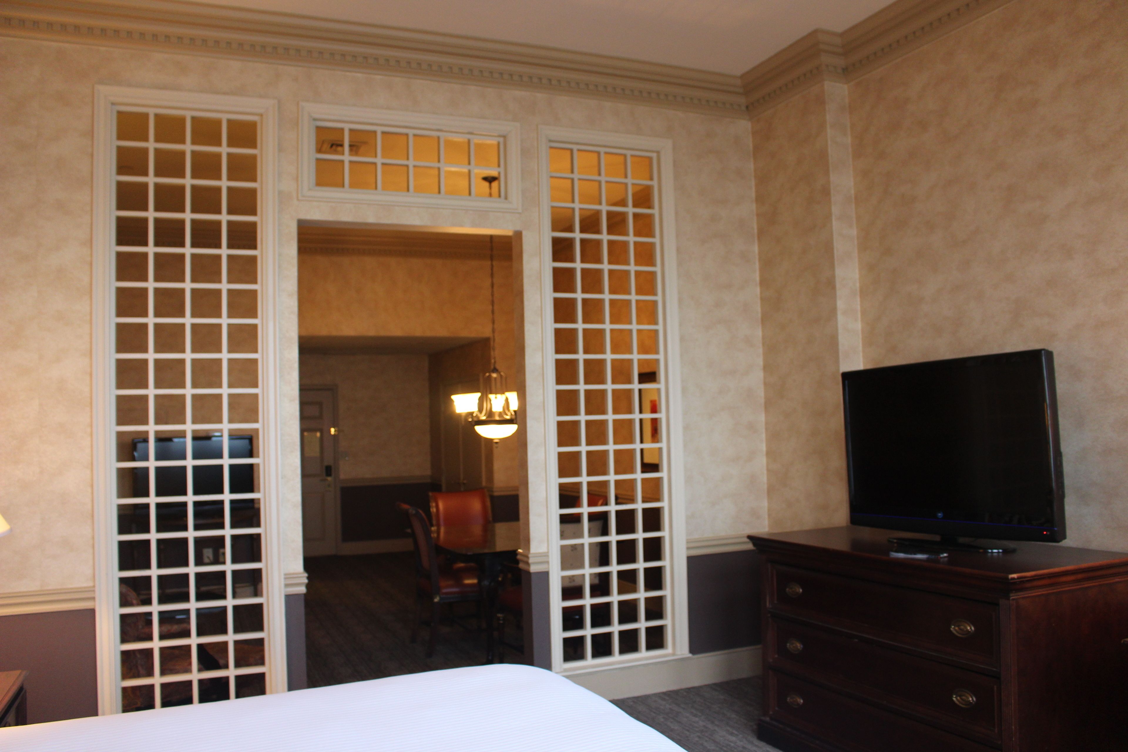 Executive Suites, 1 King Bed, Non-Smoking | Down comforters, in-room safe, desk, laptop workspace