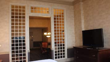 Executive Suites, 1 King Bed, Non-Smoking | Down comforters, in-room safe, desk, laptop workspace