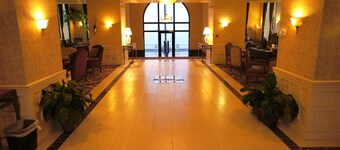 Roberts Riverwalk Urban Resort Hotel