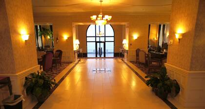 Roberts Riverwalk Urban Resort Hotel