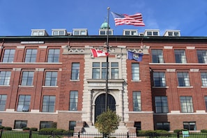 Vista frontal de la propiedad