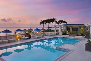 Outdoor pool, pool umbrellas, pool loungers - Marriott's BeachPlace Towers (Fort Lauderdale)