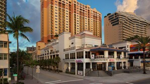 A hotel with multiple floors, a central atrium, and a ground-level restaurant.