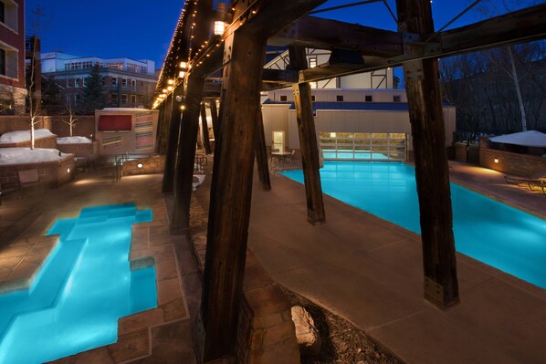 Una piscina cubierta, una piscina al aire libre