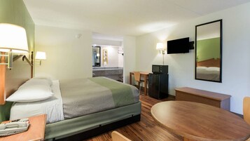 Escritorio, wifi gratis, ropa de cama y despertador