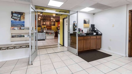 Lobby. Motel 6 Pulaski, TN