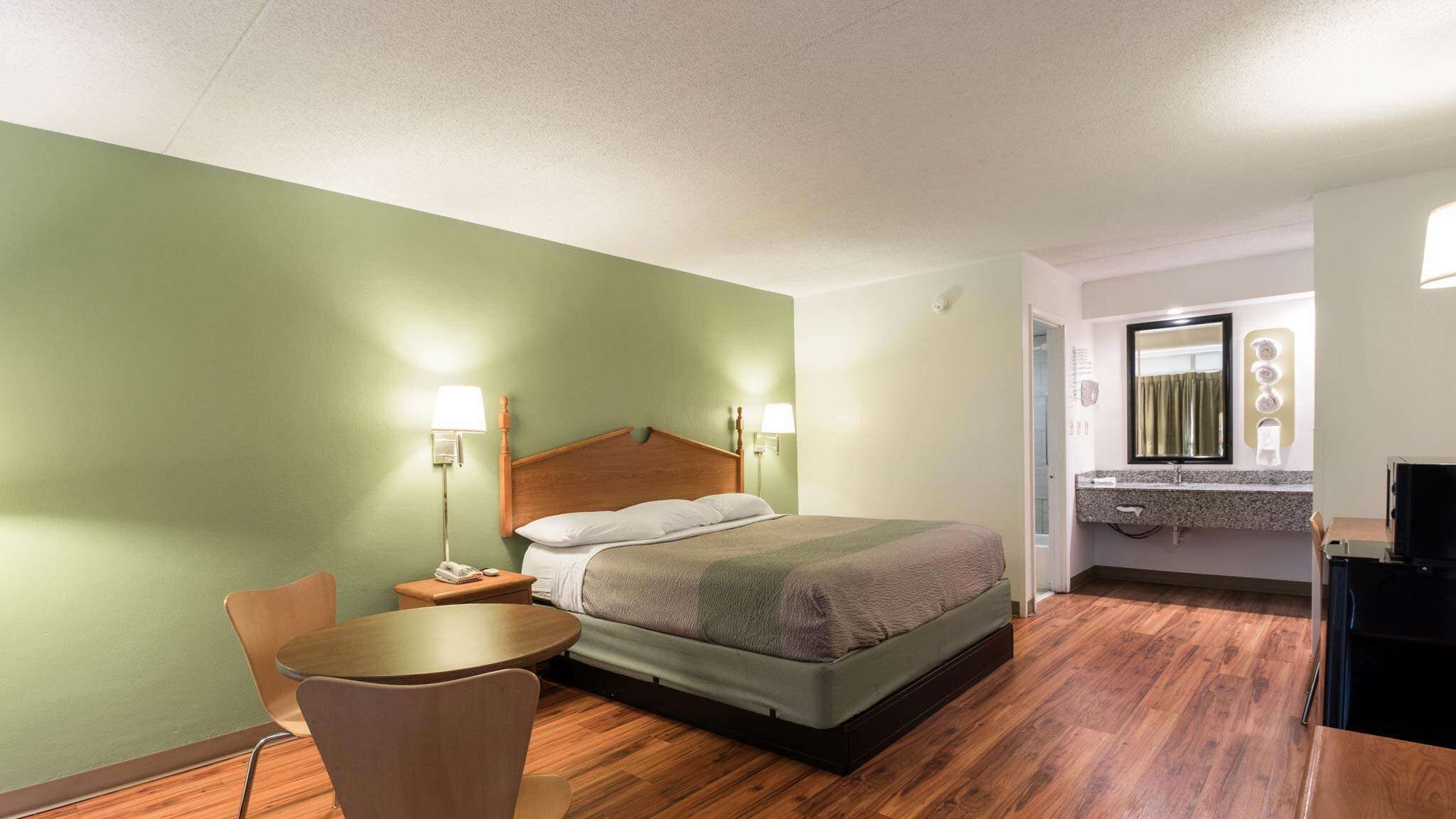 Skrivebord, wi-fi (inkludert), sengetøy og vekkerklokke