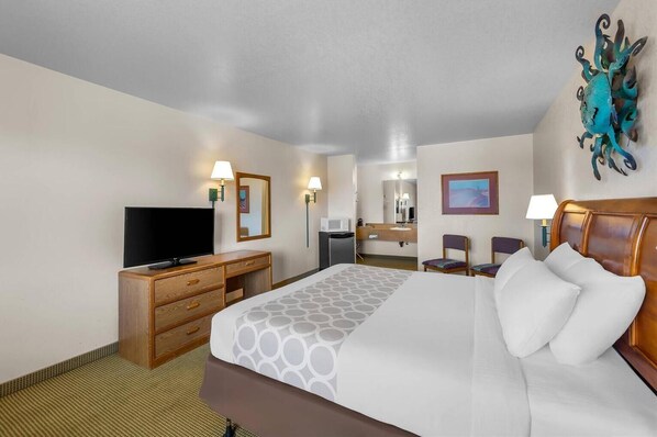 Desk, free WiFi, alarm clocks