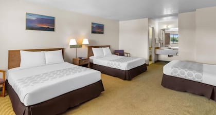 Super 8 by Wyndham Benson