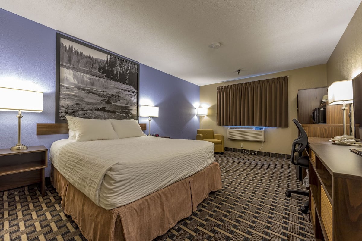 Desk, free cots/infant beds, free WiFi, bed sheets