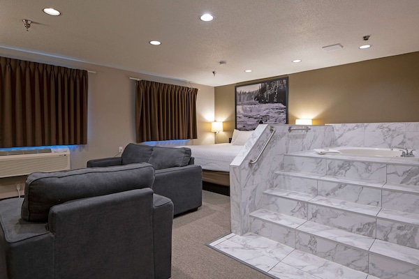 Studio Suite, 1 King Bed, Non Smoking, Hot Tub | Desk, free cribs/infant beds, free WiFi, bed sheets