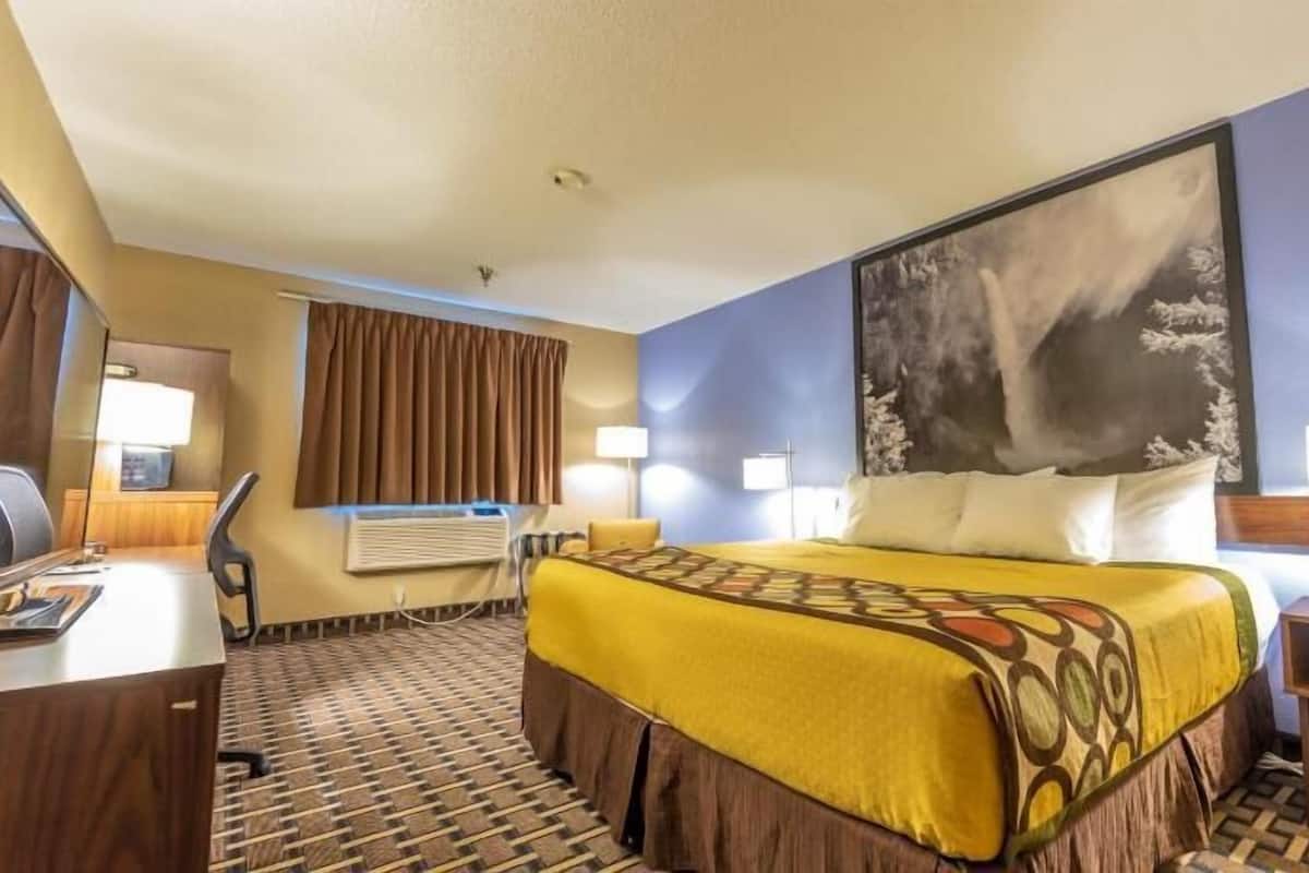 Desk, free cots/infant beds, free WiFi, bed sheets