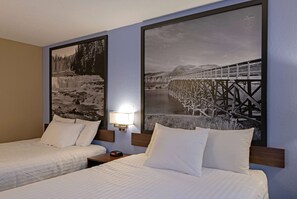Standard Room, 2 Queen Beds, Fridge, Non Smoking | Bureau, lits bébé (gratuits), Wi-Fi gratuit, draps fournis