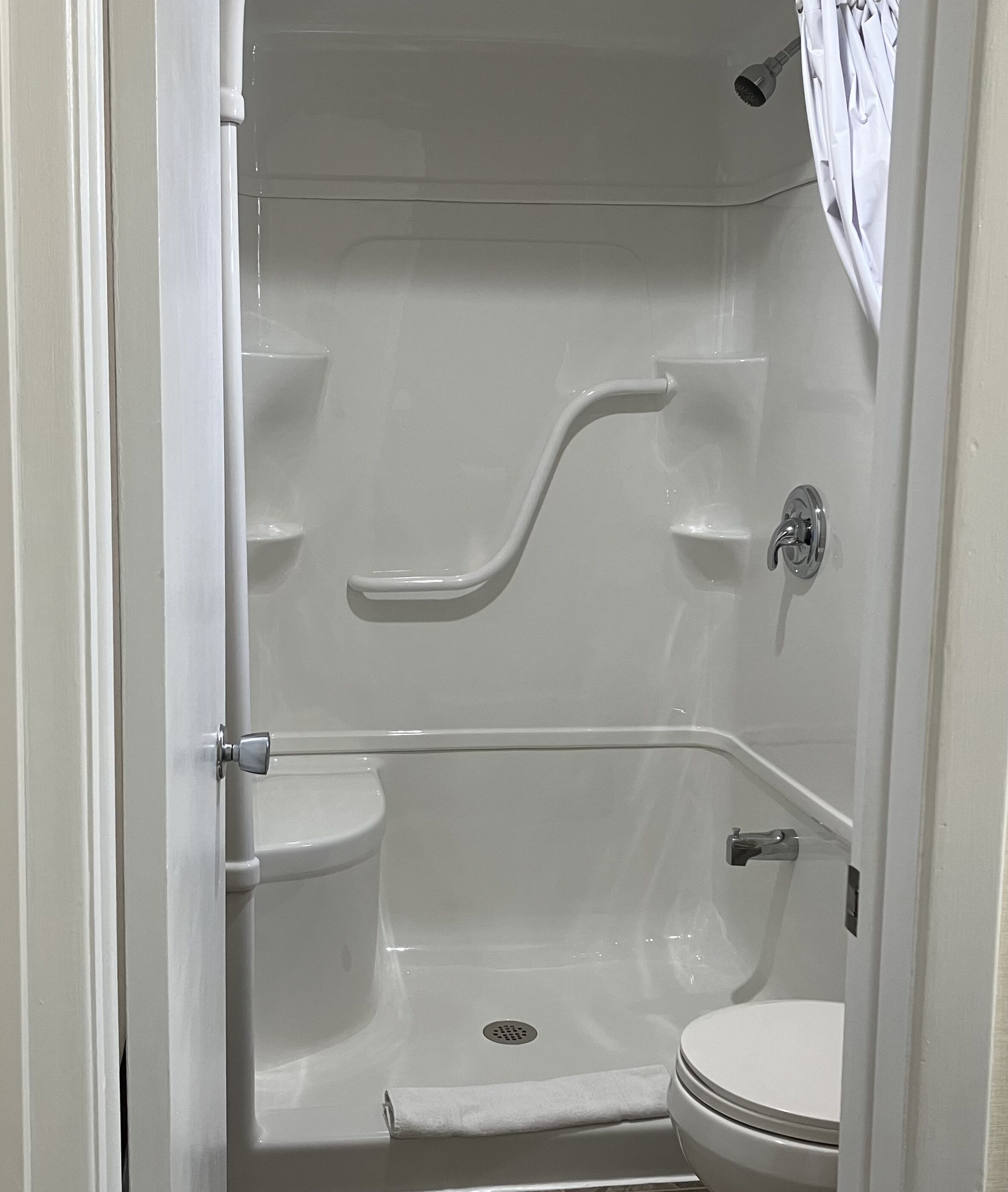 Un baño con ducha, inodoro y lavamanos.