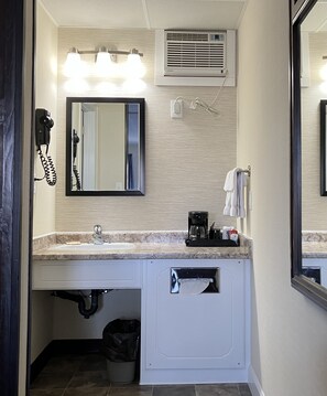 Chambre Standard, 2 grands lits (No Pets Allowed) | Salle de bain | Articles de toilette écologiques, sèche-cheveux, serviettes fournies