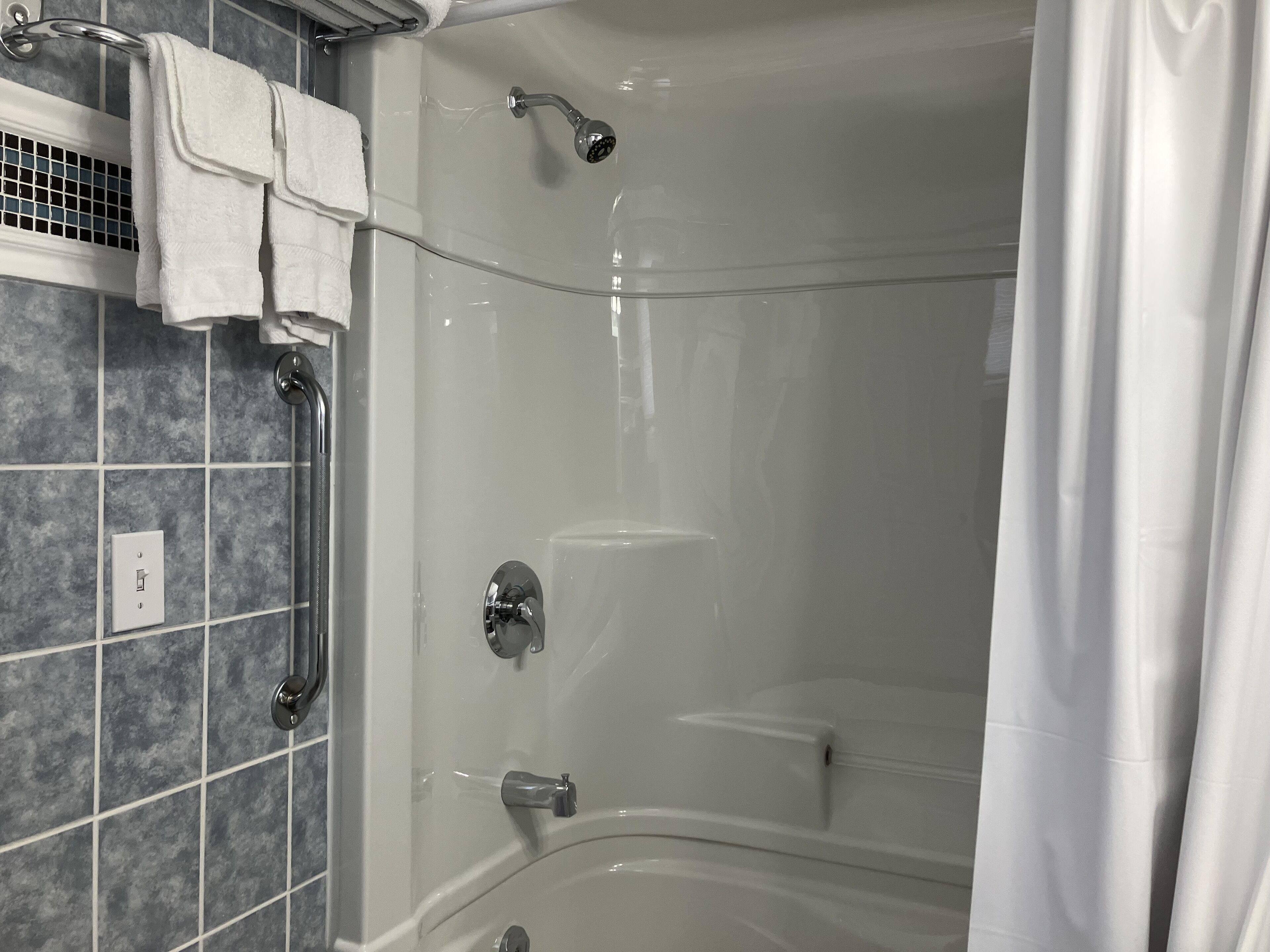 Habitación superior, 2 camas de matrimonio (No Pets Allowed) | Baño | Artículos de higiene personal ecológicos, secador de pelo y toallas