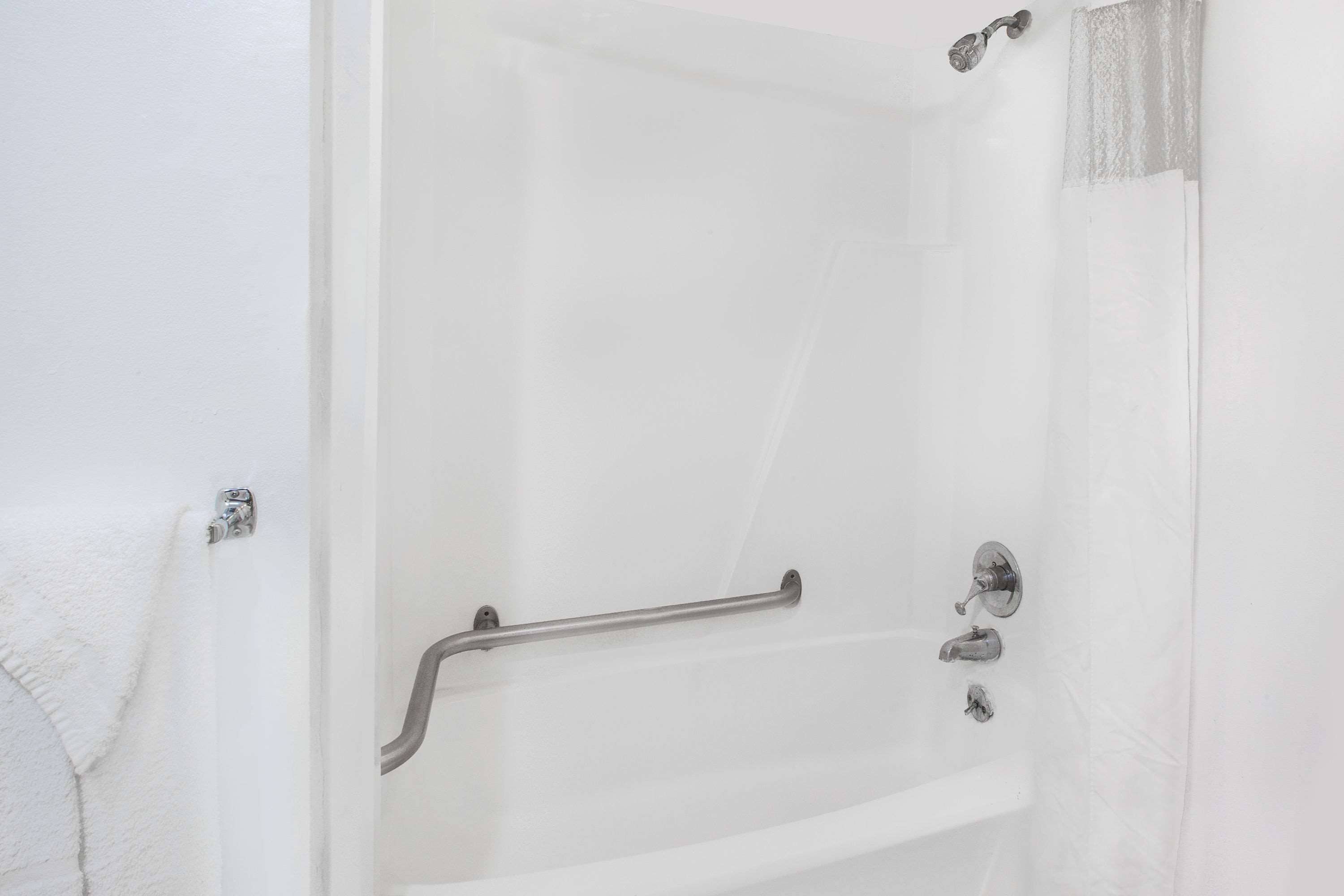 Combined shower/tub, free toiletries, towels