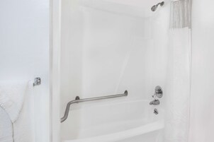 Bañera con ducha, artículos de tocador gratuitos, toallas