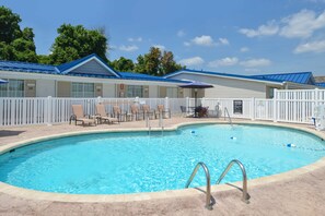 Piscine extérieure, chaises longues