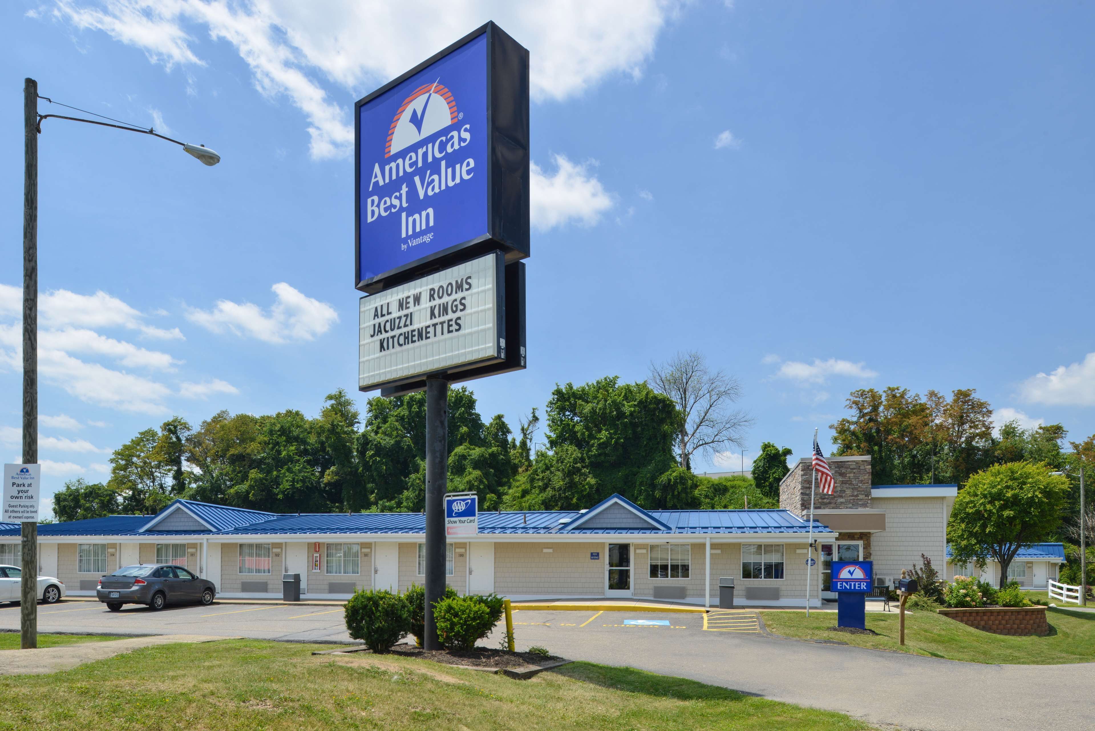 A motel with a signboard advertising new rooms, Jacuzzi, and kitchenettes.