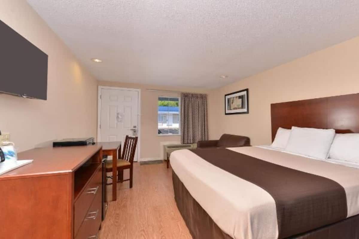 Desk, free WiFi, bed sheets, alarm clocks