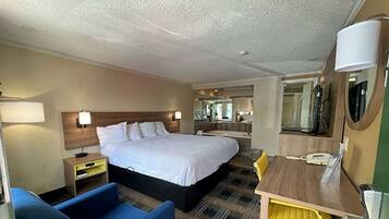 Rom – deluxe, 1 kingsize-seng, ikke-røyk | Skrivebord, skrivebord for bærbar PC og blendingsgardiner