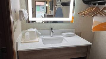 Combined shower/tub, free toiletries, hair dryer, towels