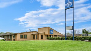 Un bâtiment moderne avec une enseigne indiquant « Americas Best Value Inn ».