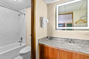 Ensemble baignoire-douche, articles de toilette (gratuits)