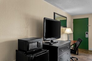 Chambre, 2 lits doubles | Bureau, rideaux occultants, fer et planche à repasser