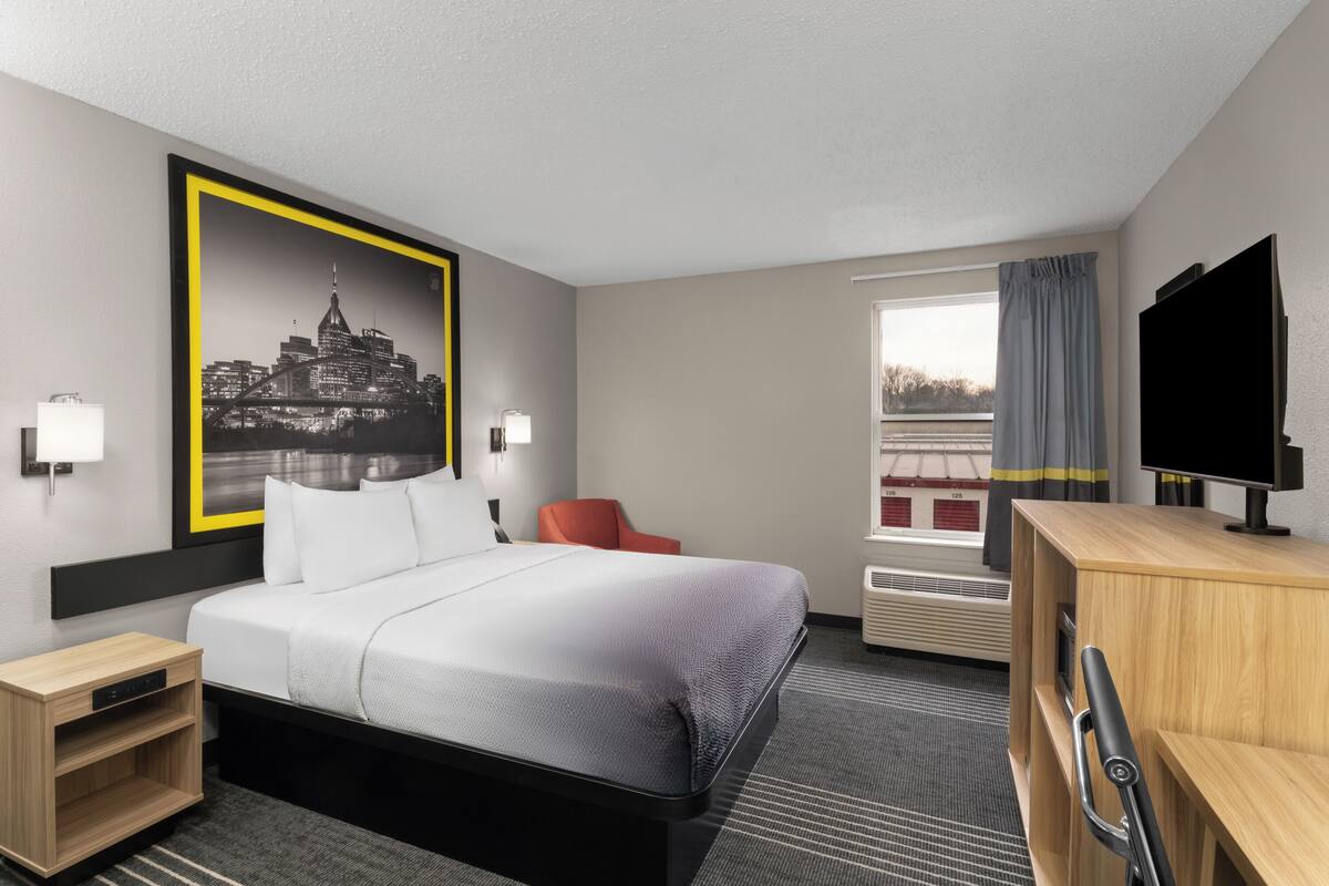 Room, 1 Queen Bed, Mobility Accessible, Non Smoking (Bathtub W/grab Bars) | Blackout drapes, soundproofing, iron/ironing board, WiFi