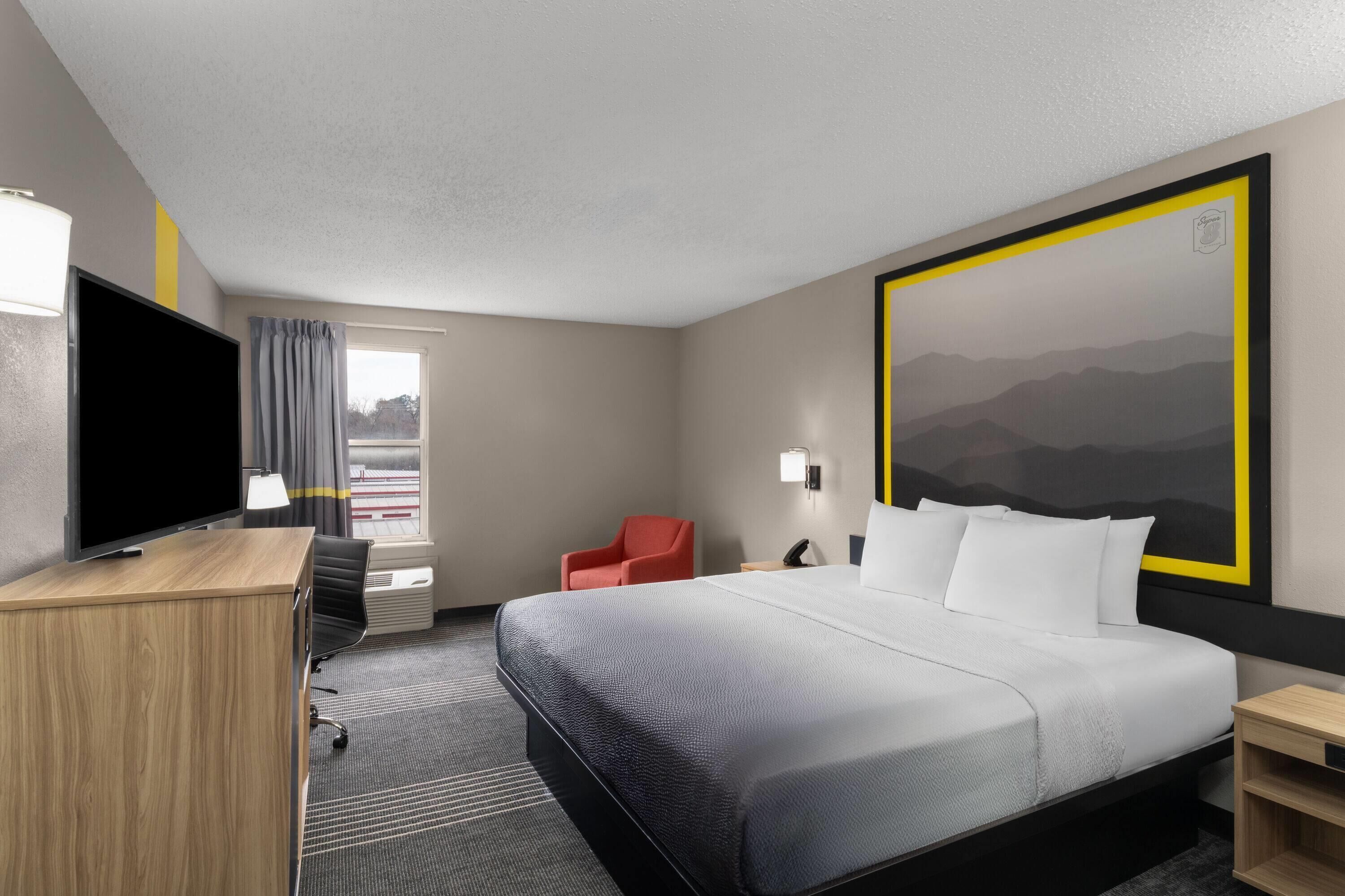 Room, 1 King Bed, Non Smoking | Blackout drapes, soundproofing, iron/ironing board, WiFi