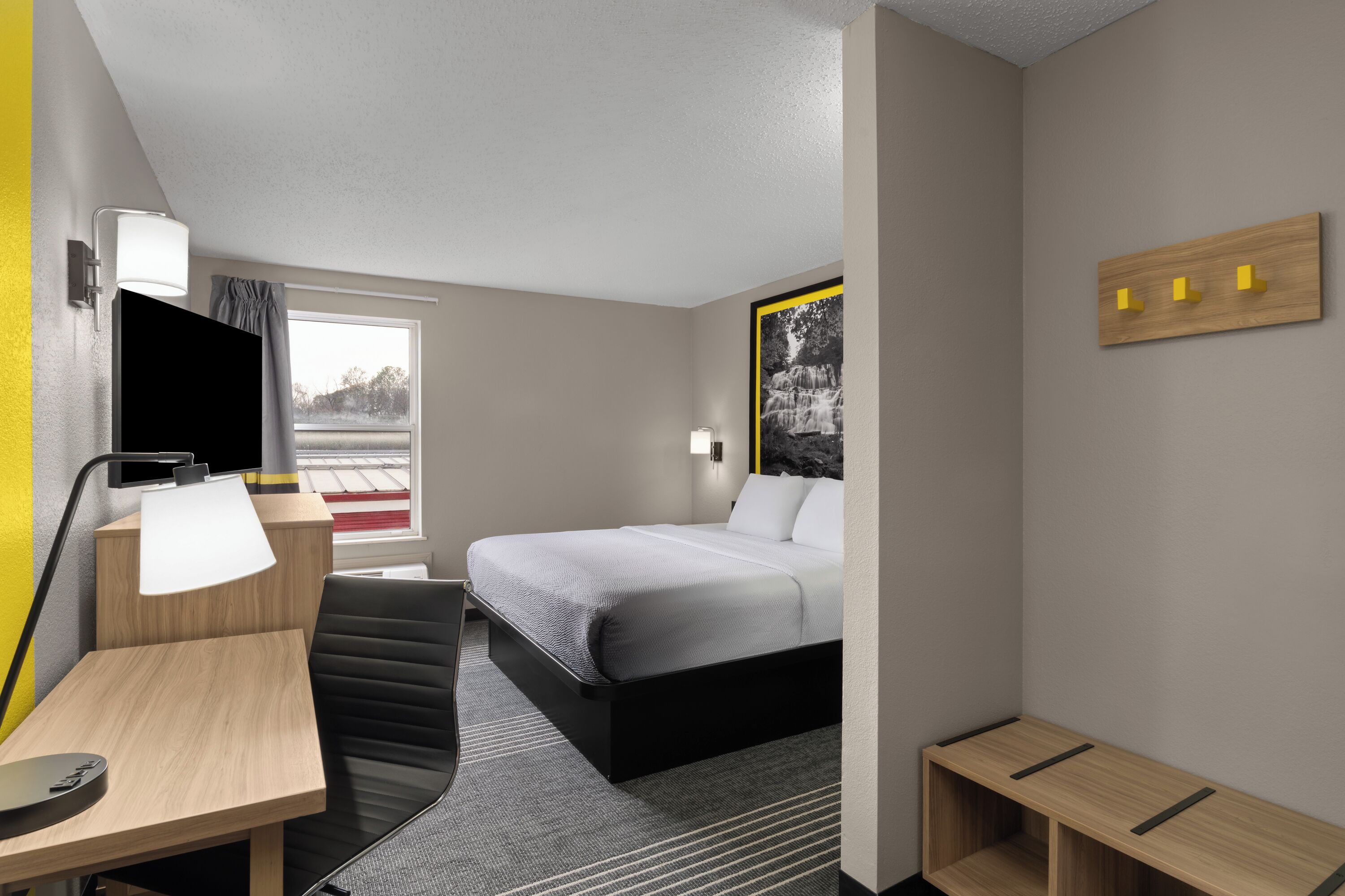 Room, 1 King Bed, Mobility Accessible, Non Smoking (Roll-in Shower) | Blackout drapes, soundproofing, iron/ironing board, WiFi