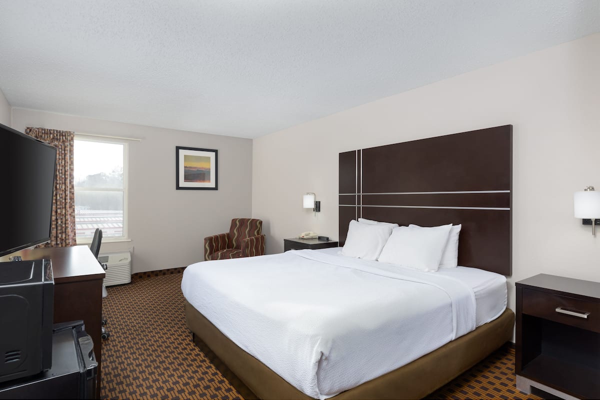 Room, 1 King Bed | Blackout drapes, soundproofing, iron/ironing board, WiFi