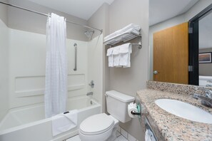 Combined shower/bathtub, free toiletries, hair dryer, towels