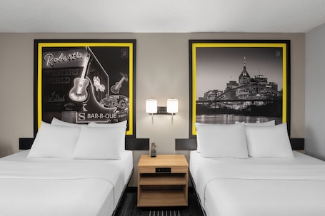 Cortinas blackout y sistema de insonorización . Super 8 by Wyndham Chattanooga East/Hamilton Place