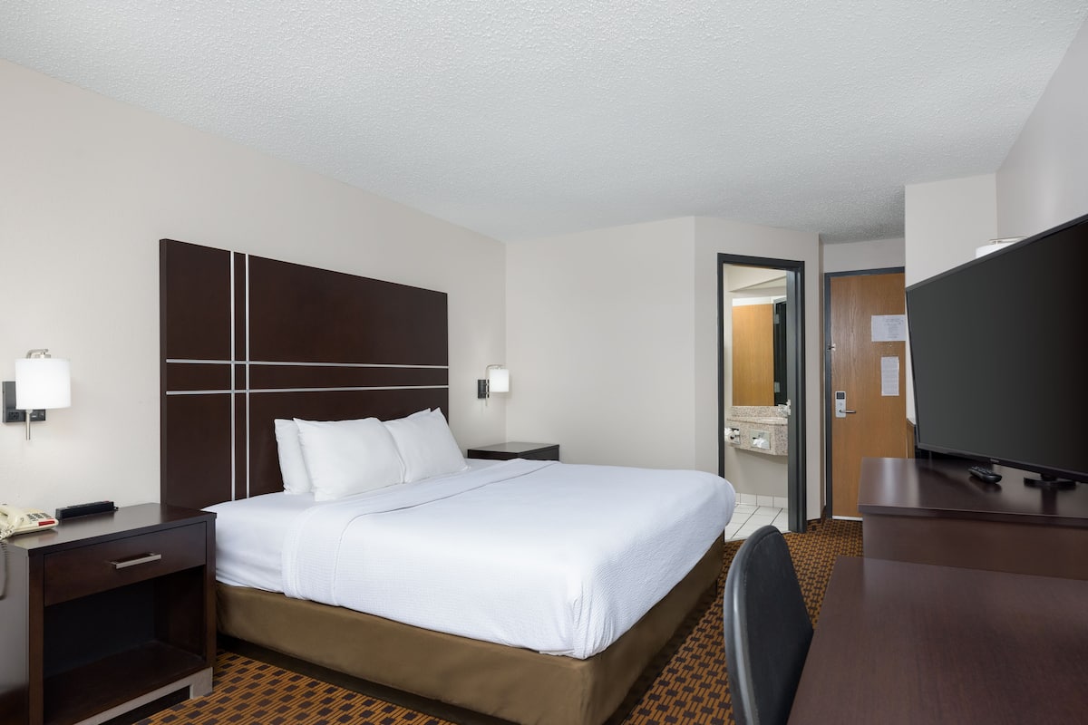 Room, 1 King Bed, Accessible | Blackout drapes, soundproofing, iron/ironing board, WiFi