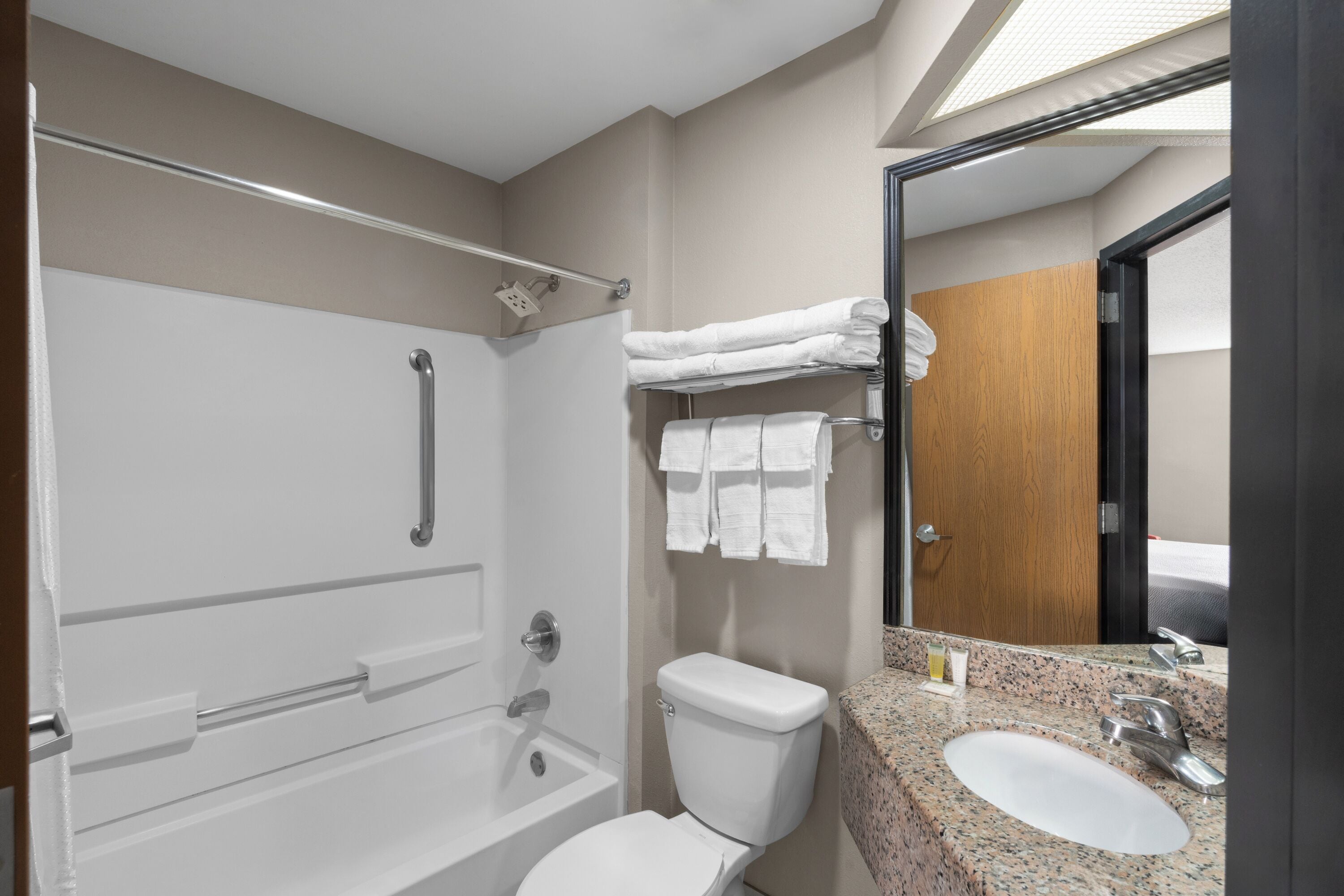 Combined shower/tub, free toiletries, hair dryer, towels