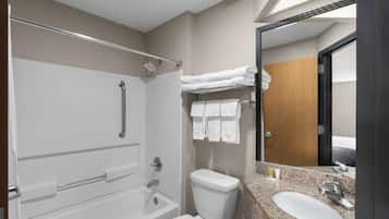 Combined shower/tub, free toiletries, hair dryer, towels