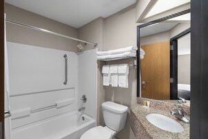 Combined shower/tub, free toiletries, hair dryer, towels