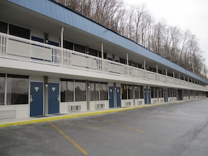Front of property - Motel 6 Chilhowie, VA  I-81 (Chilhowie)