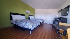 Habitación Deluxe, 2 camas dobles, no fumadores, frigorífico y microondas | Wifi gratis, ropa de cama, despertador