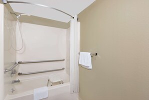 Habitación estándar, 1 cama Queen size, con acceso para personas discapacitadas | Baño | Tina con regadera, amenidades de baño gratuitas, secadora de cabello 